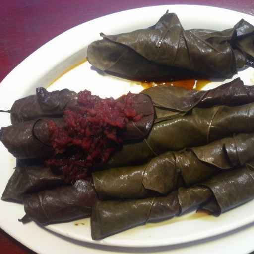 Виноградные листья, фаршированные бараниной и рисом